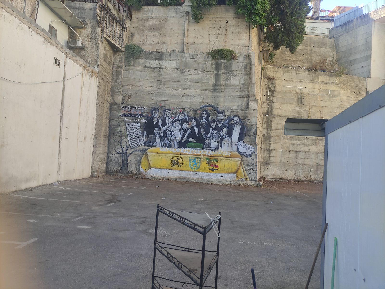 Mural przedstawiający Nedę Agha-Soltan namalowany na ścianie w Nazarecie.