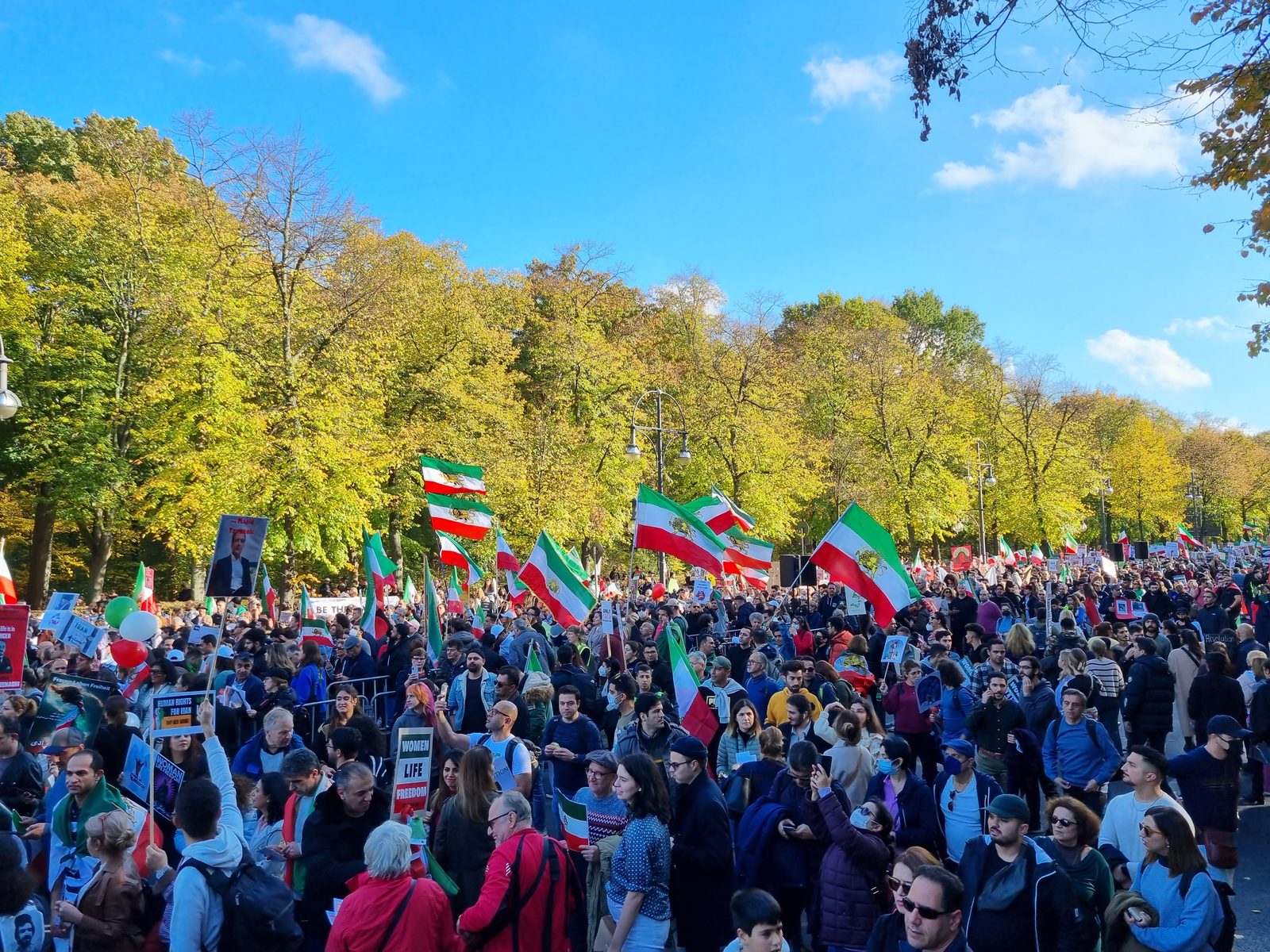 Tłumy w Berlinie trzymające portrety Mahsy Amini podczas wiecu solidarności w październiku 2022 r.