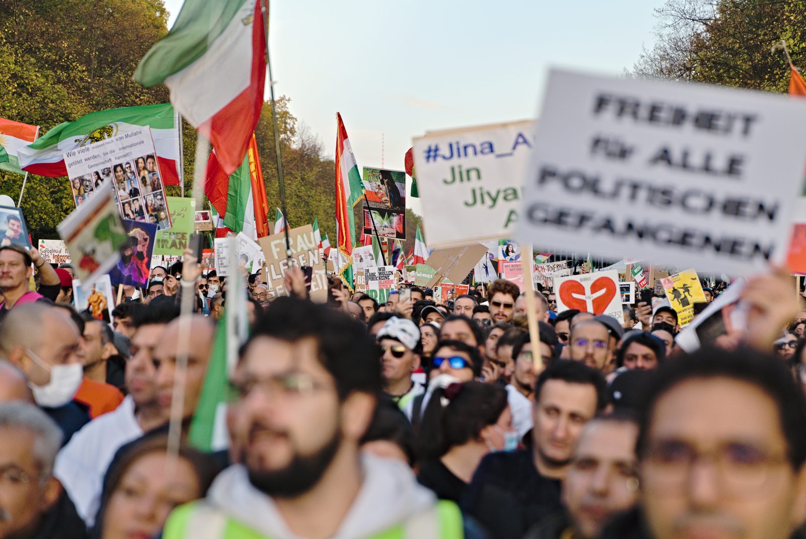 Dziesiątki tysięcy ludzi maszerują przez berliński Tiergarten 22 października 2022 r., niosąc irańskie flagi i hasła Kobieta, Życie, Wolność.
