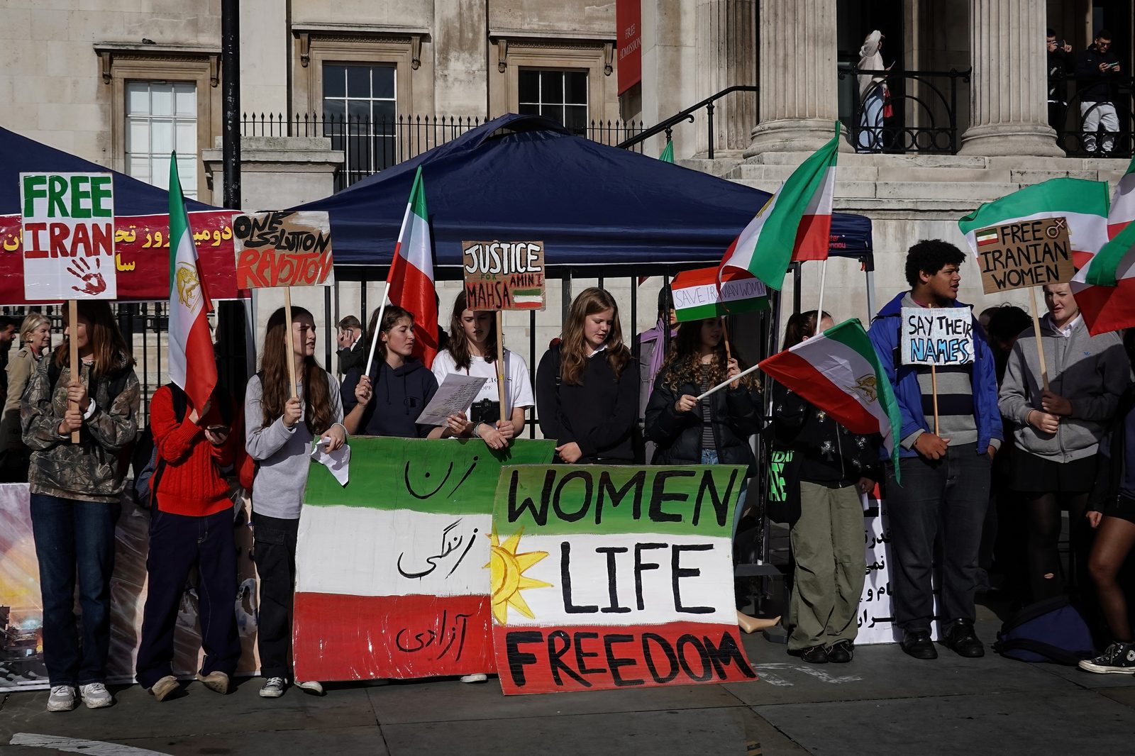 Protestujący w Londynie trzyma transparent Precz z Republiką Islamską, październik 2022.