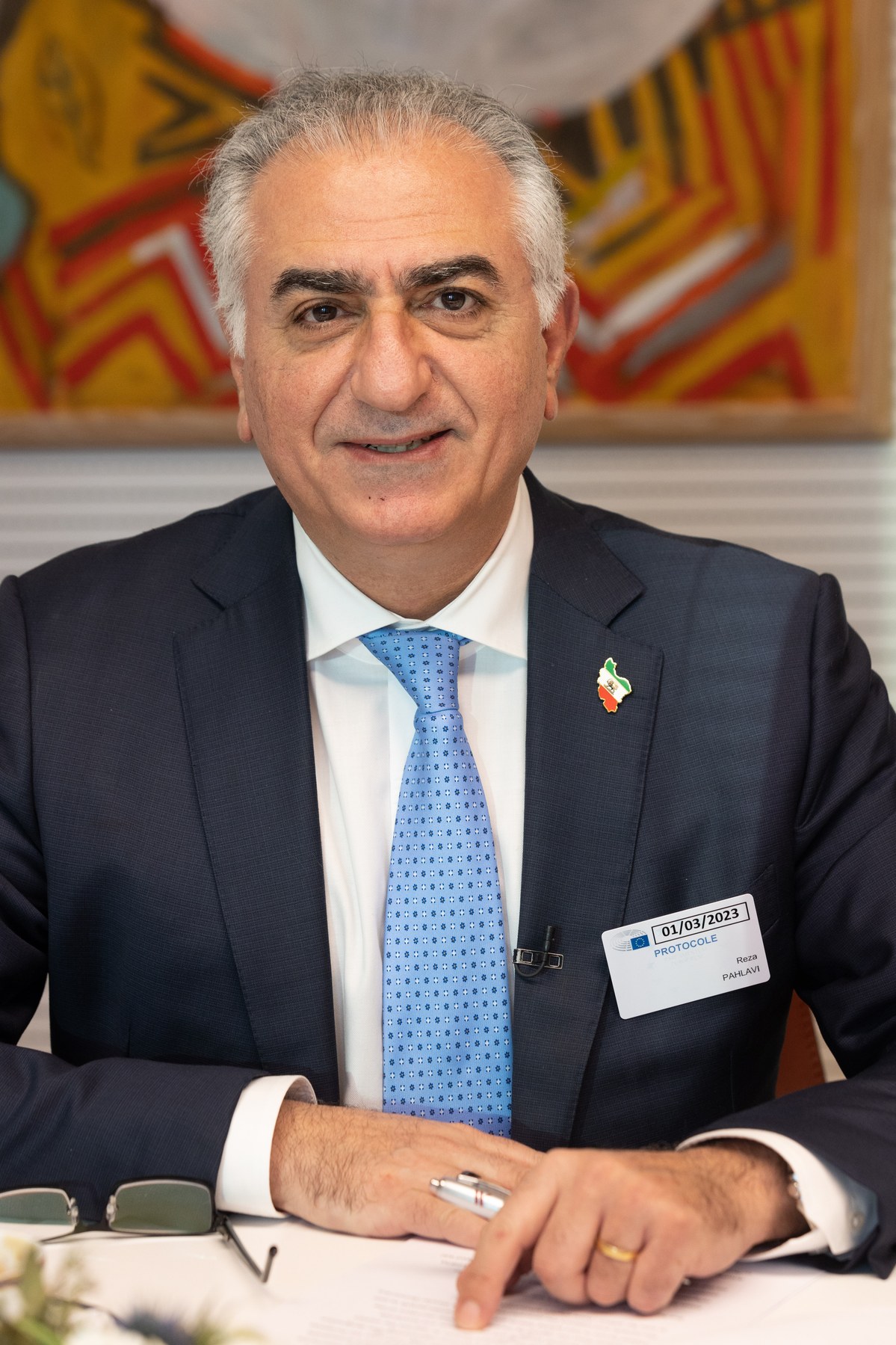 Reza Pahlavi przemawia przed podkomisją spraw zagranicznych Parlamentu Europejskiego w Brukseli, 1 marca 2023 r.