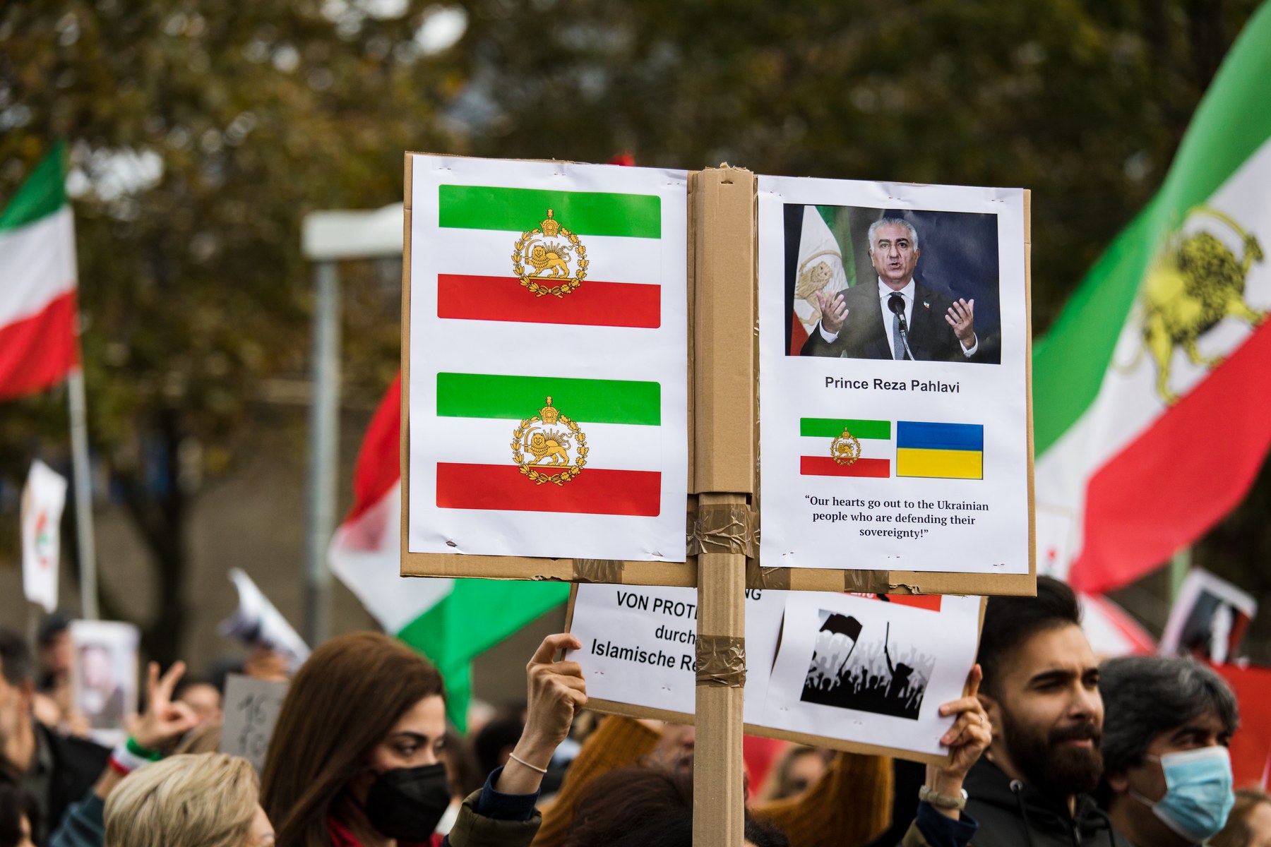 Protestujący z irańskiej diaspory w Kolonii, Niemcy, 5 listopada 2022 r. trzymają baner z Rezą Pahlavim z napisem „Bei dir sind wir unsterblich” („Z tobą jesteśmy nieśmiertelni”) podczas Marszu Wolności.