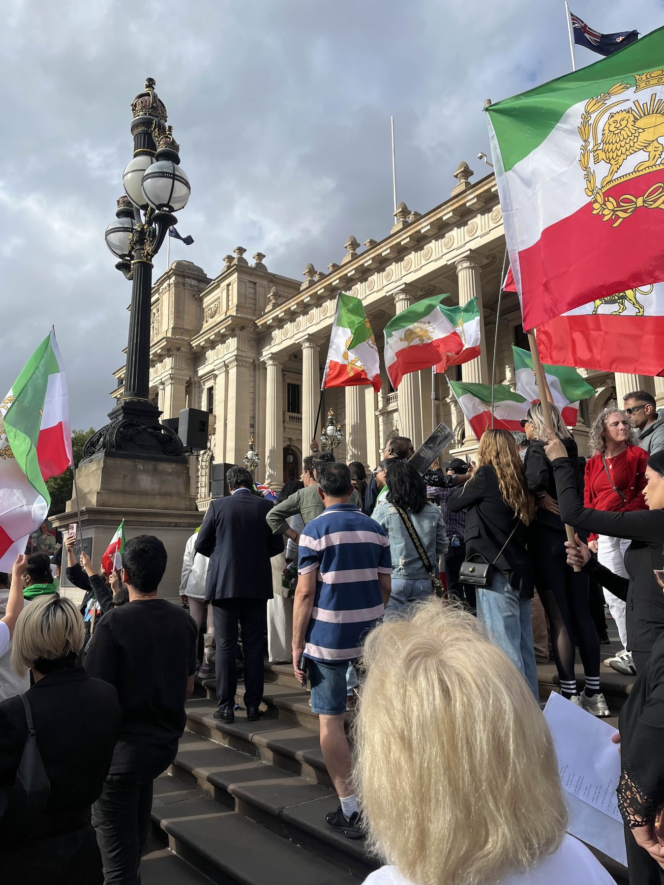 Irańscy Australijczycy na demonstracji poparcia dla Pahlaviego w Melbourne, 1 lutego 2026 r.