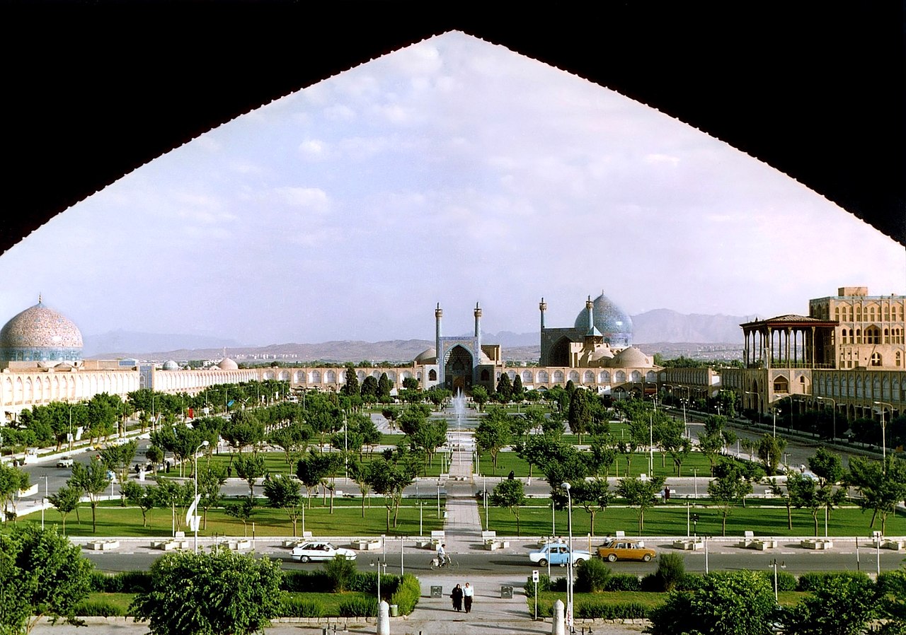 Plac Naqsh-e Jahan w Isfahanie z Meczetem Szacha i basenem lustrzanym.