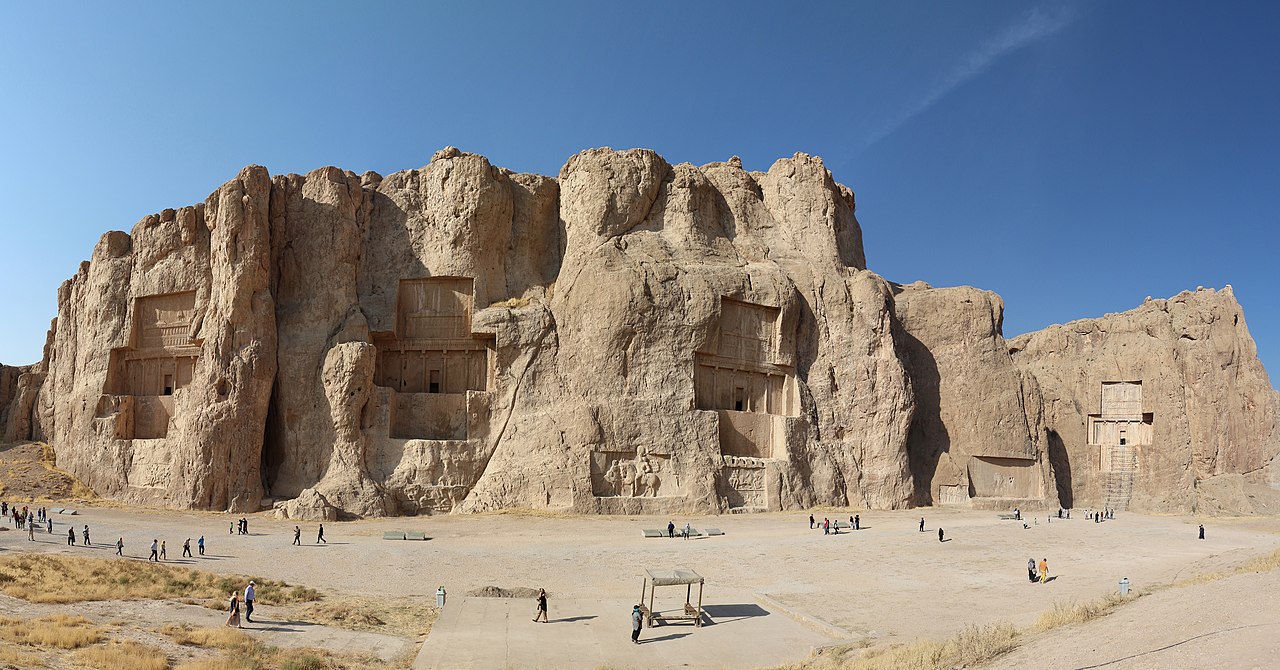 Wykute w skale grobowce perskich królów w Naqsh-e Rustam.
