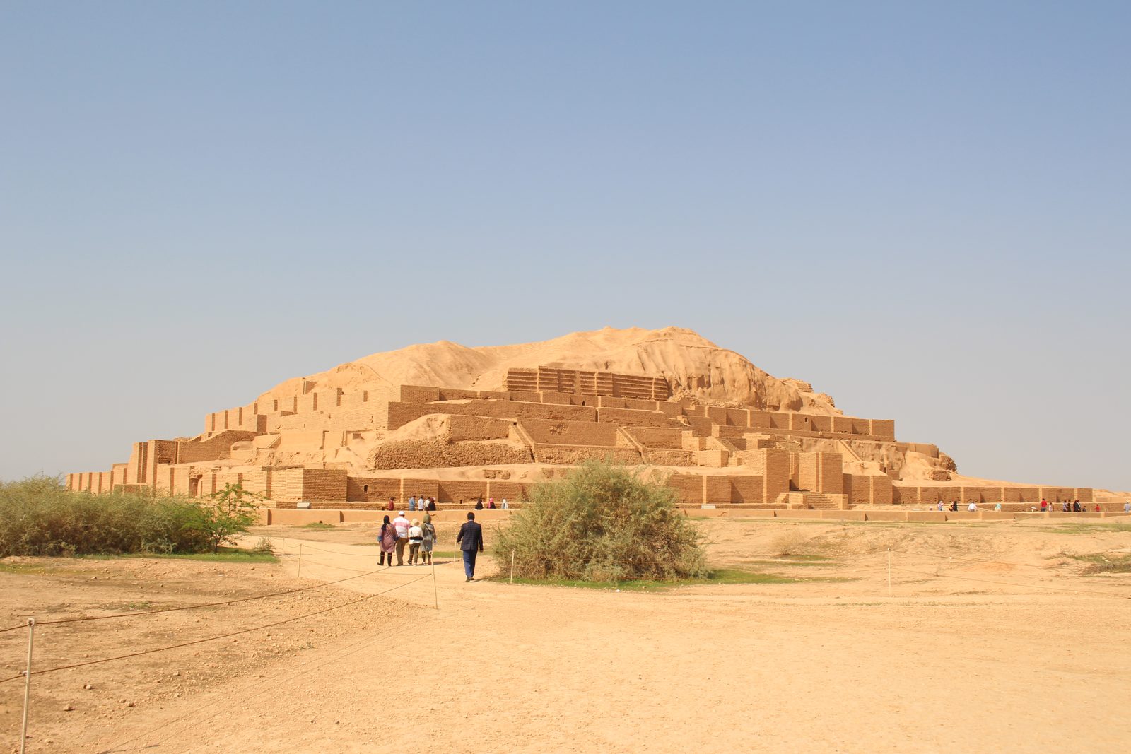 Schodkowy ziggurat z cegły błotnej Czoga Zanbil w Chuzestanie.